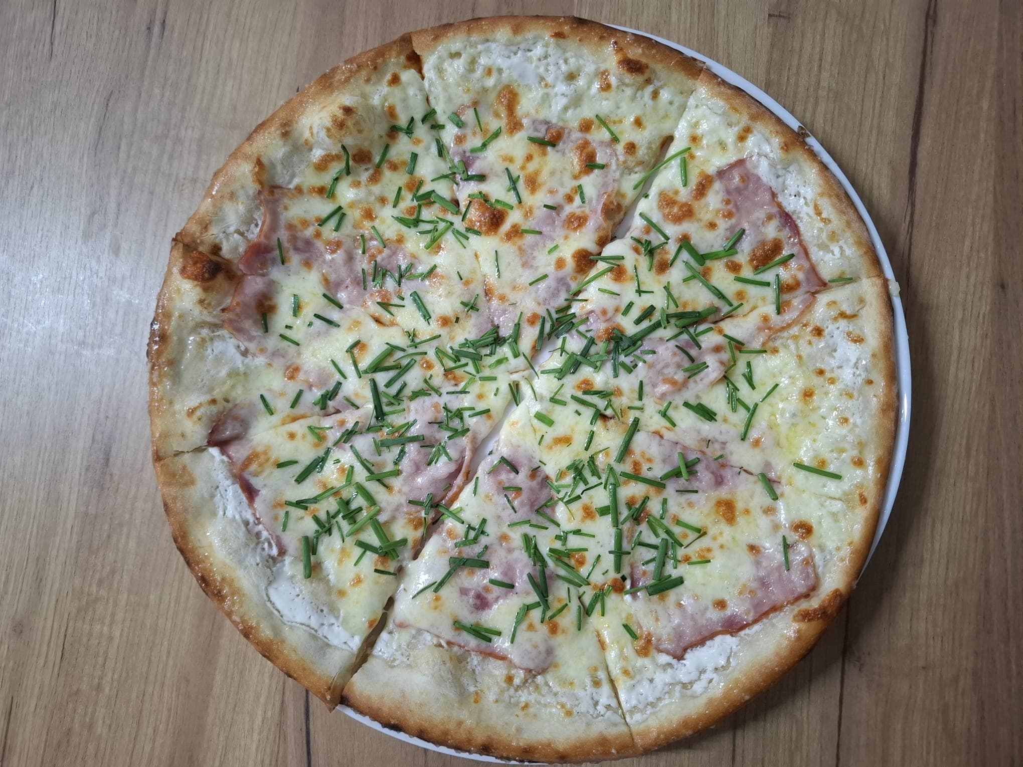 Monster Pizza - Bryndzová pizza s oravskou slaninou a jarnou cibuľkou