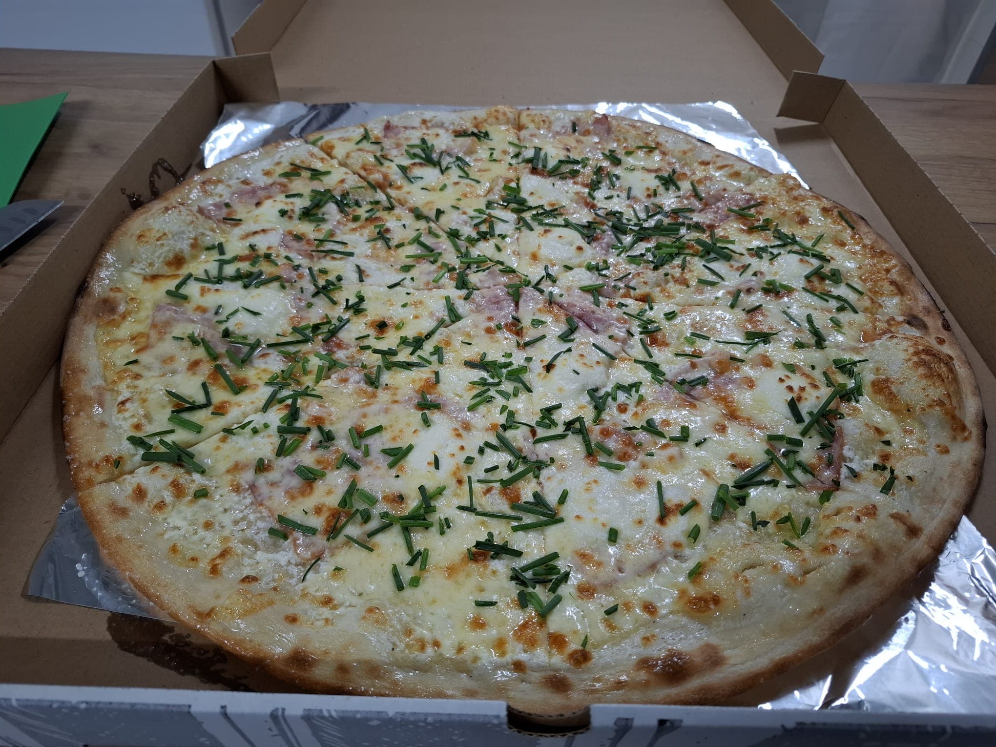 Monster Pizza - Slovenský posúch so smotanovým základom a oravskou slaninou